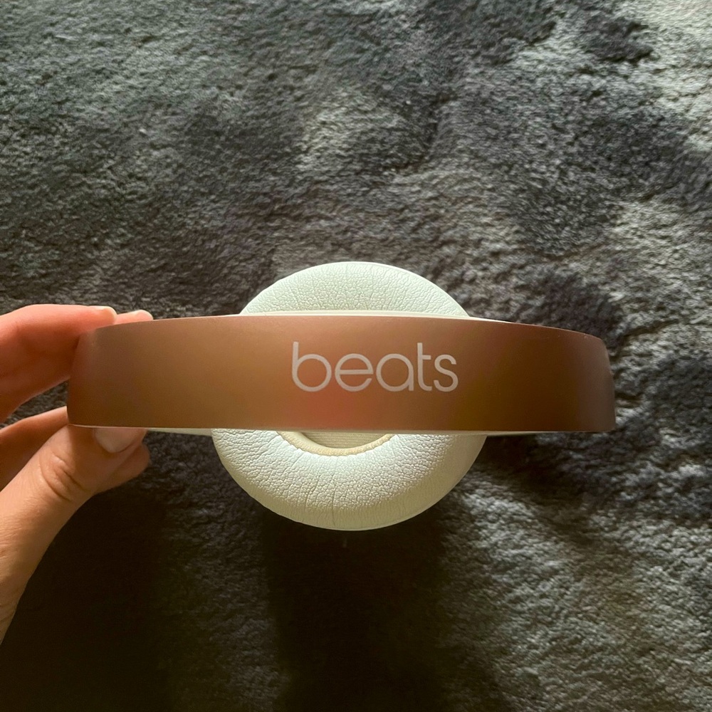 I am selling headphone Beats. One of the headphones goes in and out.